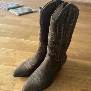 Cowboystövlar  - Cowboystövlar från Vagabond. Använda vid ett tillfällen, enda märkena på är från att ha stött emot något i garderoben och troligtvis att borstas ut. Nypris 1500. Strl 40 passar som en 39
