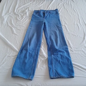 COS wide leg jeans  - COS wide leg höga jeans. Jeans är i storlek 27.