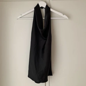 Satintopp  -  Satintopp från Zara, storlek S. 150kr 🖤