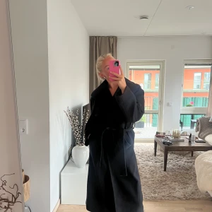 Svart kappa - En skitsnygg svart kappa men stor fin krage fram från NA-KD i storlek 36! Knappt använd så i jättebra skick! Säljer för 600kr, nypris 1300kr!🩷🩷