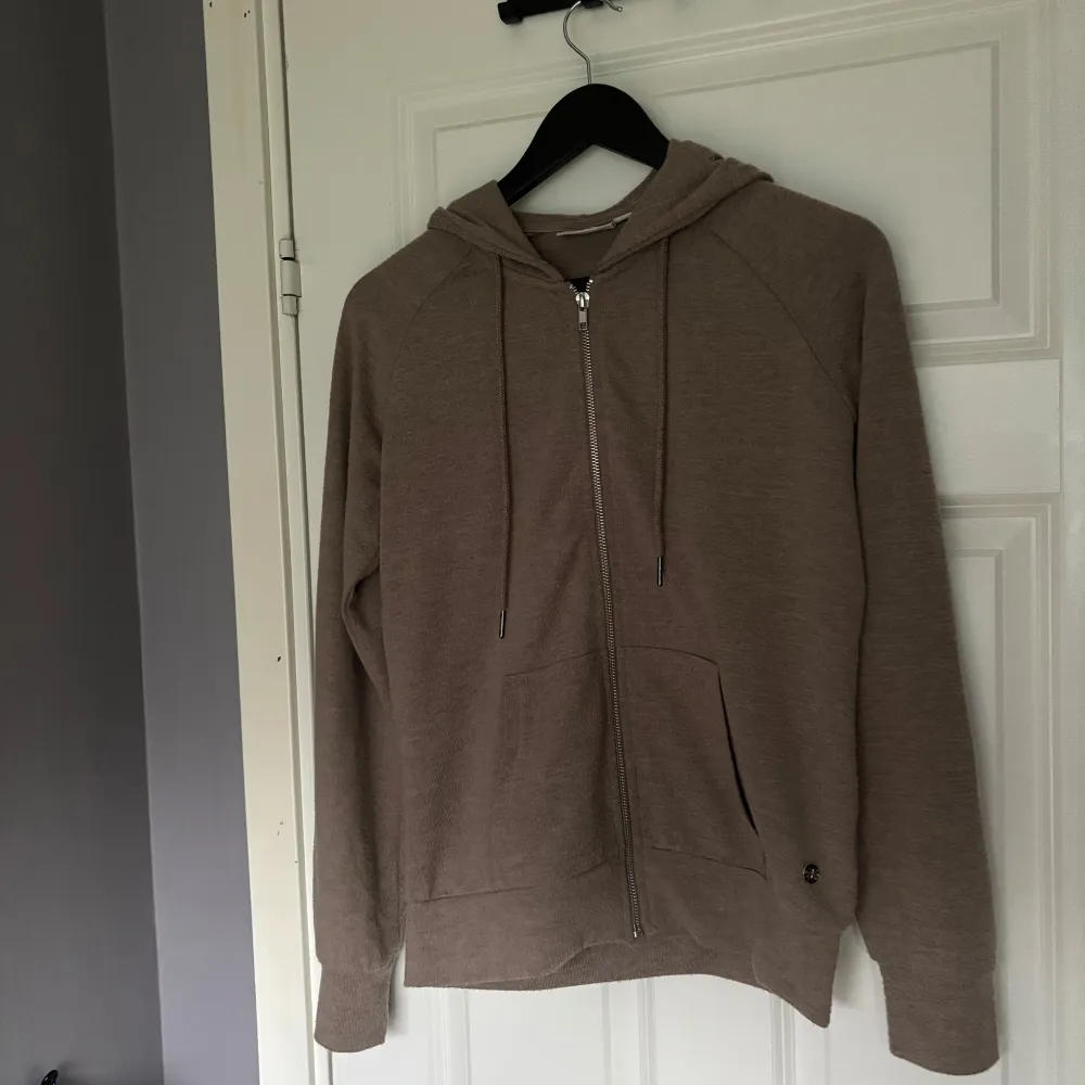 Riktigt snygg beige zip hoodie i ett väldigt mjukt material. Väldigt bra skick, bara lite nopprig men går enkelt att fixa. Storleken är S men sitter mer som XS. Priset kan diskuteras. Kom med frågor!. Tröjor & Koftor.