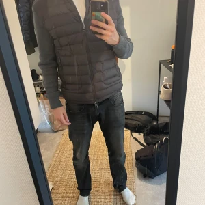 Moncler cardigan - Grå moncler cardigan, tyvärr finns ej några äkthetebevis. Den är i mycket fint skick. Hör av dig vid minsta fråga🌟