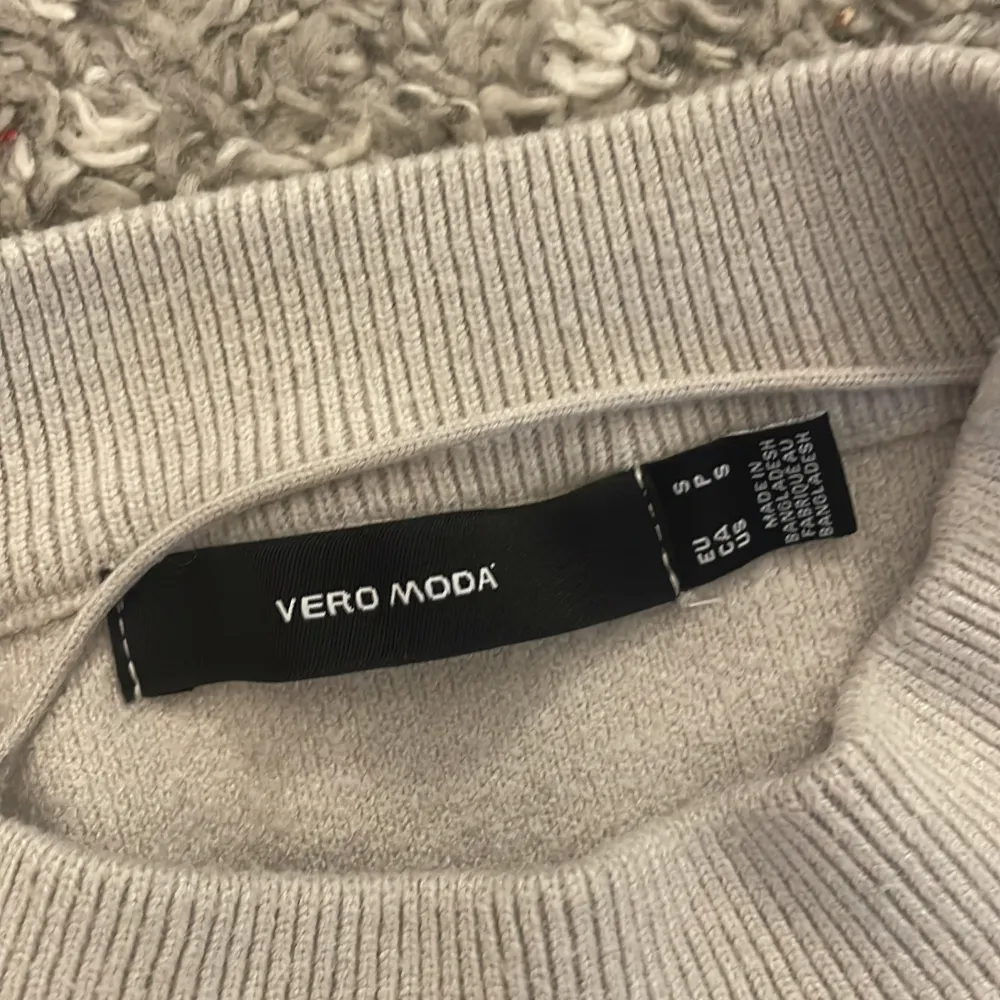 Säljer en superfin randig tröja från Vero Moda i storlek S. Den är beige med svarta ränder och har en klassisk rund hals. Perfekt för både höst och vår! Tröjan är i bra skick och passar till alla tillfällen. 🖤🤍. Tröjor & Koftor.