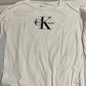 Calvin Klein - Säljer min Calvin Klein tröja då att jag inte använder den längre. Inga skador eller fäckar. 