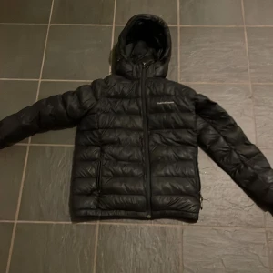 Peak performance jacka - Säljer nu denna väldigt snygga peak performance jacka då den inte används längre, köpt för 2800kr, inprincip nyskick  och nästan oanvänd 