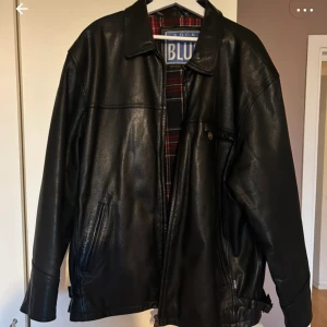 Svart skinnjacka  - Svart skinnjacka av äkta läder. Unisex. Den är knappt använd och i mycket bra skick. Säljer den då den var för stor för mig.