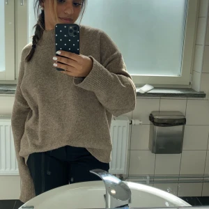 Brun stickad - Brun stickad tröja med polo👍🏼🤎