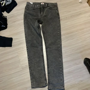 Gråa jeans - Dessa är riktigt snygga, de är i 158 och är slim fit, jag har aldrig använt de eftersom jag inte gillade passformen. De är riktigt bra för dig som är lite kortare och vill ha lite häng. Kontakta för mer info, köpta för 450 kr