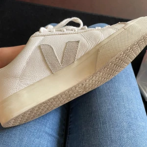 Skor - Säljer mina veja skor köptes för tre månader sen knappt använda  Nypris 1800