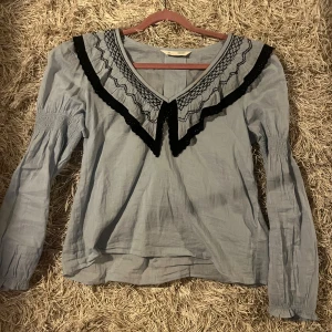 Blå ODD Molly blus - Jättesöt blus från ODD Molly i nyskick då den använts fåtal gånger!🩵