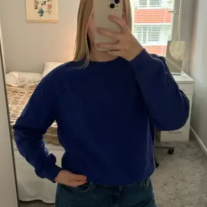 En mysig och skön sweatshirt från Cubus. Är i storlek M och har en större passform 💙 är bara provad så som i nyskick 