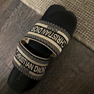 CD tofflor - Tofflor i fint skick, storlek 39 men passar mer 38/39