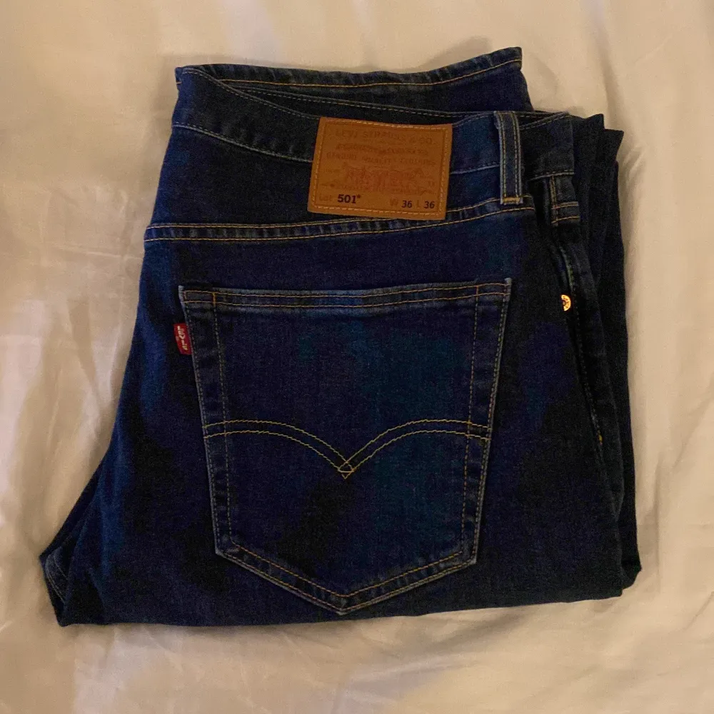 Levis jeans 501 mörkblåa i bra skick, W36 L36.. Jeans & Byxor.