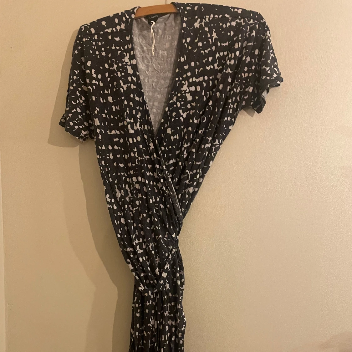 Mönstrad knut klänning från Lindex