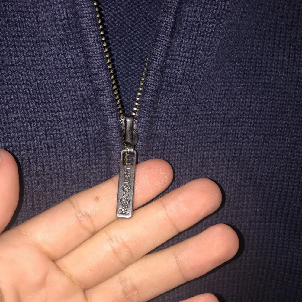 Säljer nu en fet full zip från ysl. Nu pris på koftan ligger på≈6000. Lite svårt att säga då dom inte gör senhöst modellen längre. Har haft den rätt länge nu men den kommer inte till användning och därmed säljes Mitt pris 1500kr. Priset kan diskuteas. Hoodies.