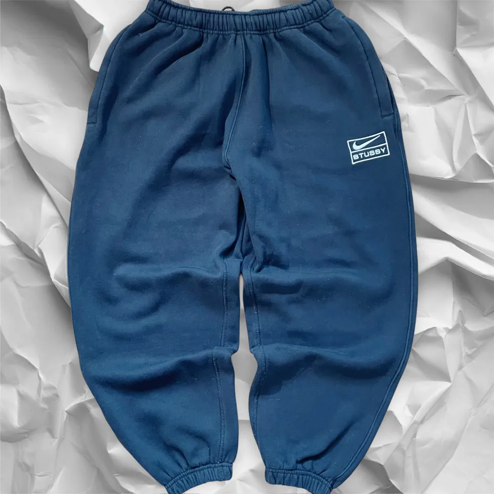 ✔️ÄKTA✔️ Nike x Stussy joggers i 9/10 skick precis som nya. Nypris runt 1900kr. Mer information, bilder och prisdiskussion i dm. ❗️väldigt bekväm och coola byxor❗️. Jeans & Byxor.