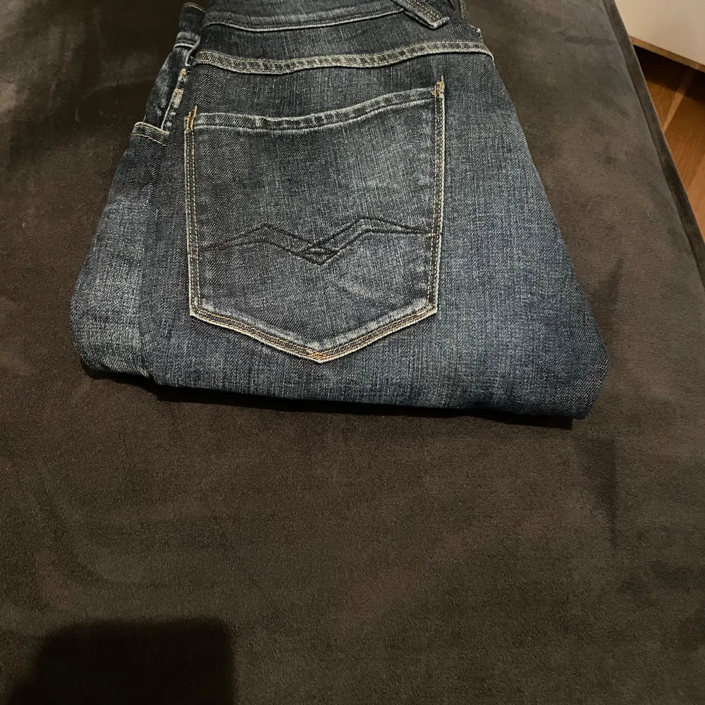 Ett per tvär fetta replay brallor 👖 sexigare en ditt ex 😍 kommer få brudarna på fall😎 dom är nästan helt oanvända. W32 och L32. Jeans & Byxor.