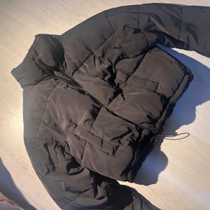 Puffer jacka  - Är 170cm  Gammal jacka men aldrig använd!!!  