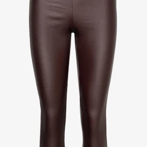 Soya concept pu-läderbyxor stl 36 - Snygga och sköna bruna pu-läder byxor från Soya concept storlek 36. Helt nya med lappar kvar. Råkade beställa 2 st så därför säljer jag dessa.