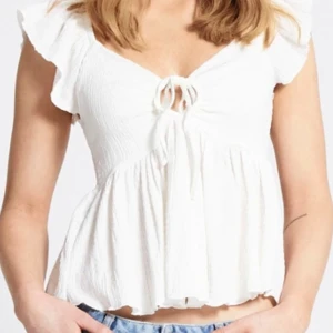 Vit volang topp  - vit volangblus, nyskick, vid snabb affär kan pris diskuteras 🩷