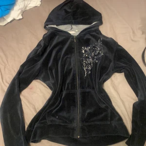 Tröja - Den e jätte fin, sitter bara för löst på mig därför jag säljer den men den är som ny 