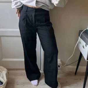 Kosymbyxor gina - Säljer mina kostymbyxor från gina som tyvärr inte kommit till användning. Mått och fler bilder skickas vid förfrågan🖤