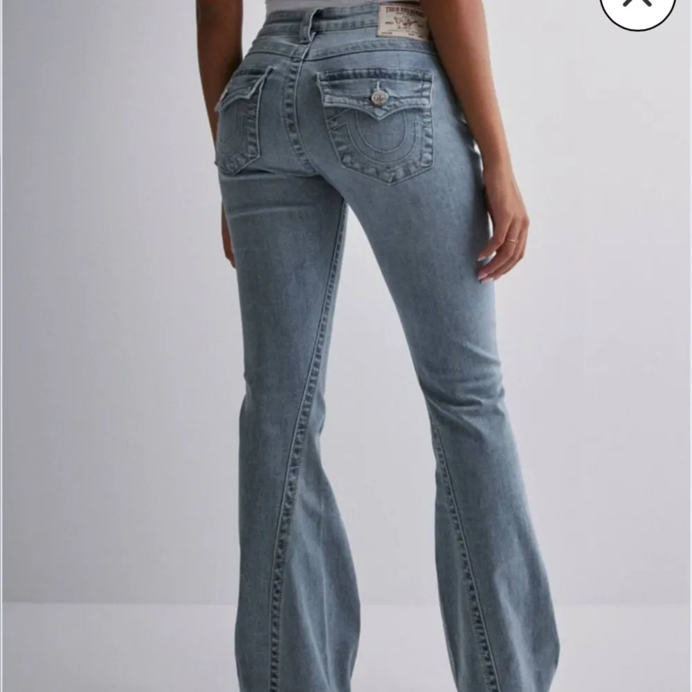 Säljer dessa så snygga jeans från true religion som knappt kommit till användning💗. Jeans & Byxor.