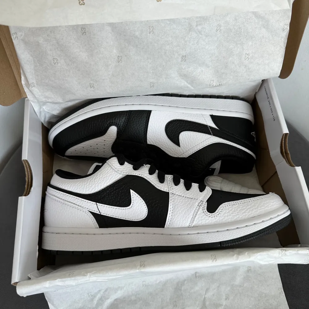 Jordan 1 Low Invert Black White | Storlek: 41 | Pris: 1600 | Helt Nya med Box och Kvitto. Skor.