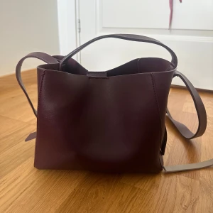 Vinröd väska  - Jätte fin vinröd väska från ginatricot köpt för ett år sen 