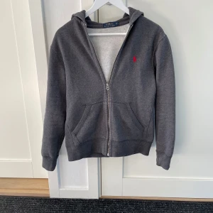 Säljer en ralf lauren sip hoddie som är för liten   - Polo ralf lauren  Ny pris 800kr mitt pris 500 PRIS GÅR ATT DISKUTERA!!!  