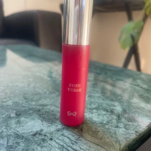 Mini parfym  - Från hunkemöller, rosig doft. 10ml endast testad en gång 