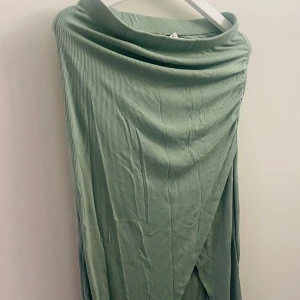 Mintgrön pennkjol  - Oanvänd pga felköp  Storlek 36 Köpt för 179kr 