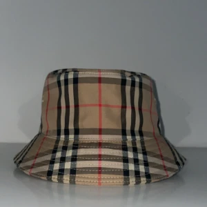 Burberry Hatt - Topp kvalité i både tyg och stitching samt helt ny / oanvänd.  Inget kvitto, ingen box. Bara hatten ingår. 