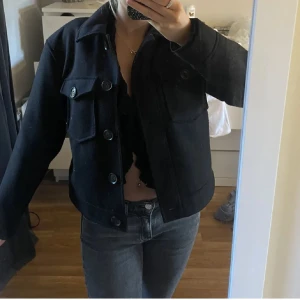Vero moda kappa - Jättefin kappa från vero moda perfekt nu till hösten💕 storlek s men passar både s och xs, säljer då den inte används☺️