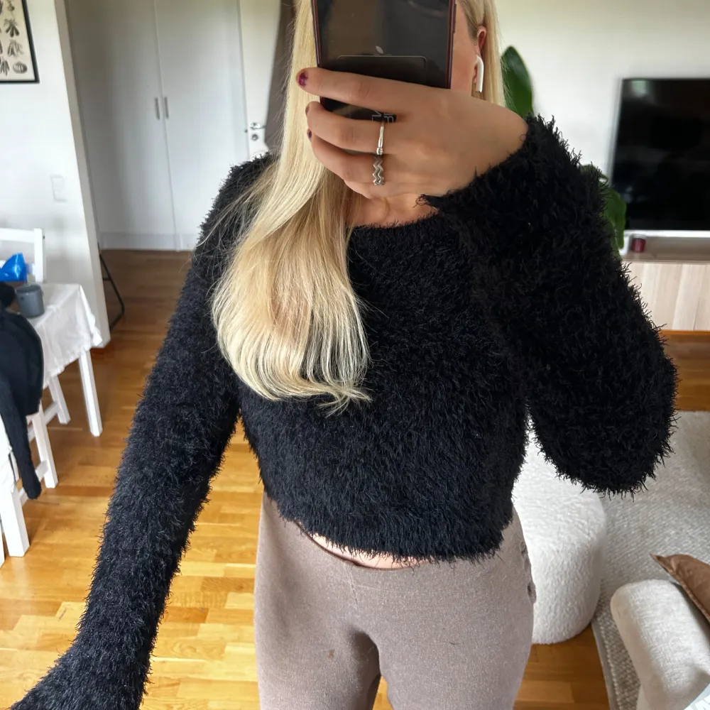 Sååå mysig stickad tröja från H&M! Använd men bra skick! Är 165 cm för referens 🥰 den är L men liten i strl! . Stickat.