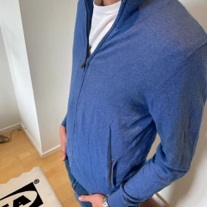 Stickad ZipUp - Massimodutti - Produkt: Stickad ZipUp - Massimodutti som är väldigt lätt att klä, passar det mesta. Skick: 7/10 St: M Modellen: 185cm 