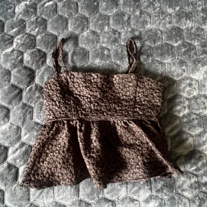 Svart topp - Hej säljer en svart topp som är från H&M, den är använd några få gånger bara och den är i storlek Xs.