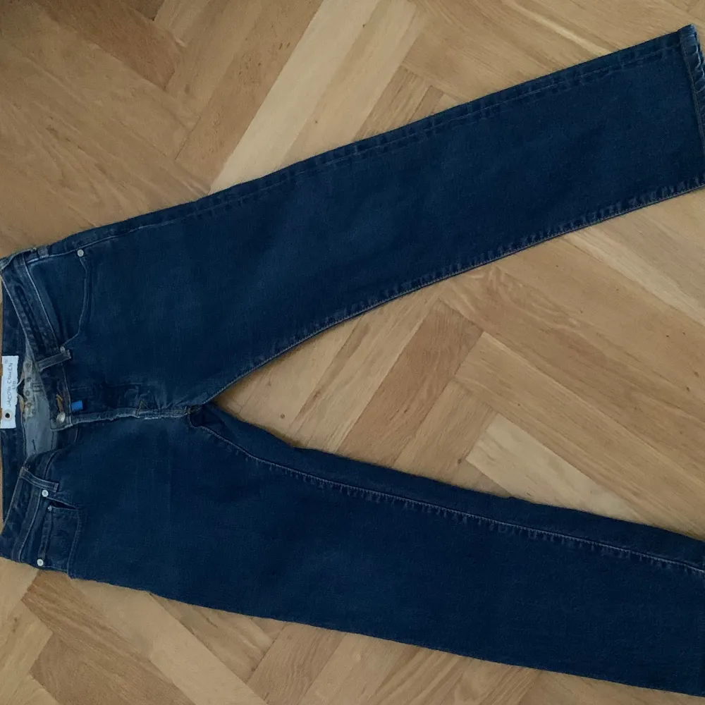 Säljer nu ett par av mina jacob choen jeans då dem har blivit för små för mig. I riktigt bra skick som nya. Storlek 34. Jeans & Byxor.