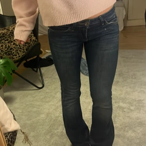 Wrangler lågmidjade Bootcut jeans  - Super fina långmidjade jeans i svin bra skick ifrån wrangler❤️är det fler frågor är det bara att ställa🤗