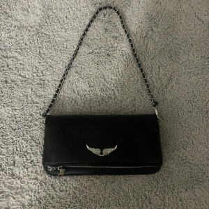 LIKNANDE Zadig Voltaire väska  - Säljer denna liknande Zadig Voltaire väskan som är köpt för 900kr från plick. Den ända skillnaden är dragkedjan som ni kan se på bild 3 och den har inga defekter. Finns en kort och en lång kedja. 