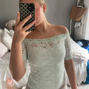 Offshoulder spetstopp - Superfin turkos/mint-färgad spetstopp! Inbyggd tubtopp 🦋
