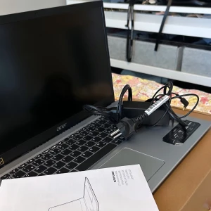 Acer Aspire Laptop - Säljer en Acer Aspire laptop i nyskick. Den har en stilren design med en silverfärgad finish och en stor skärm för optimal användarupplevelse. Perfekt för både arbete och underhållning. Laddare och manual ingår. Köp direkt eller ge prisförslag! 💻
