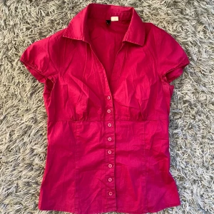 Vintage blouse - Fin blus skjorta som ger en snatchad look, figursydd. Cerise, 24/36