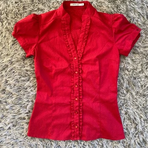 Vintage blouse - Blus som är figursydd och ger en fin form. Röd fin färg med knappar. Storlek 34/36!