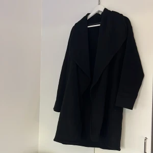 Svart lång kappa - Kappa från mango i storlek L, säljes pga använder aldrig