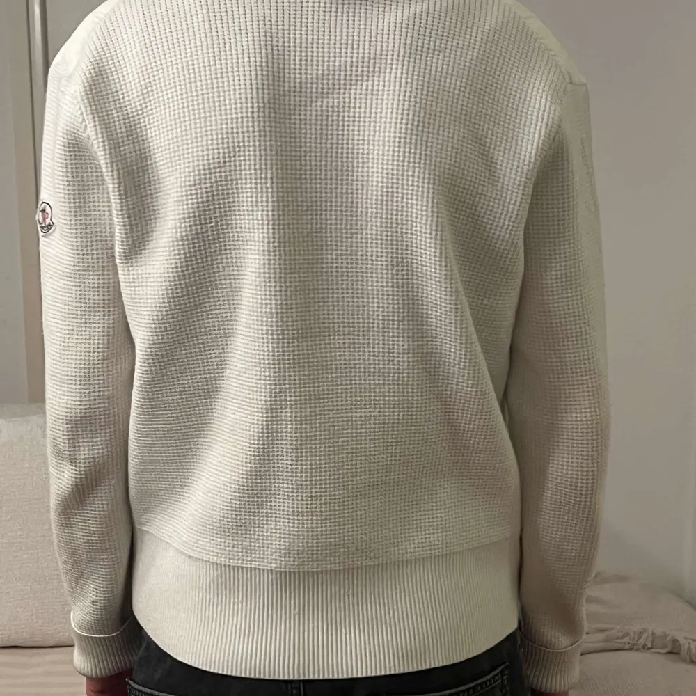 Vit Moncler cardigan i storlek S. Den är i bra skick och pris kan vi diskutera. Om ni undrar om något så är de bara att fråga.. Tröjor & Koftor.