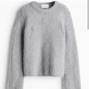 Stickad tröja hm  - Helt ny stickad tröja i moharmix med prislappen kvar. Den är helt slutsåld på hemsidan 💕