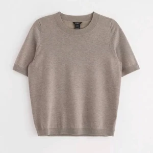 Finstickad tröja - En beige finstickad tröja från Lindex. Den är som ny och har inga defekter. 💕💕 det är samma modell som första tröjan fast som färgen på andra bilden. (Första bilden är lånad) 