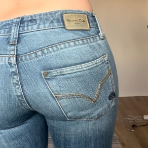 Lågmidjade Massimo Dutti jeans - Lågmidjade bootcut jeans köpta second hand💐 Midjemåttet är 39 cm och innerbenslängden är 84cm! Skriv om du har frågor!