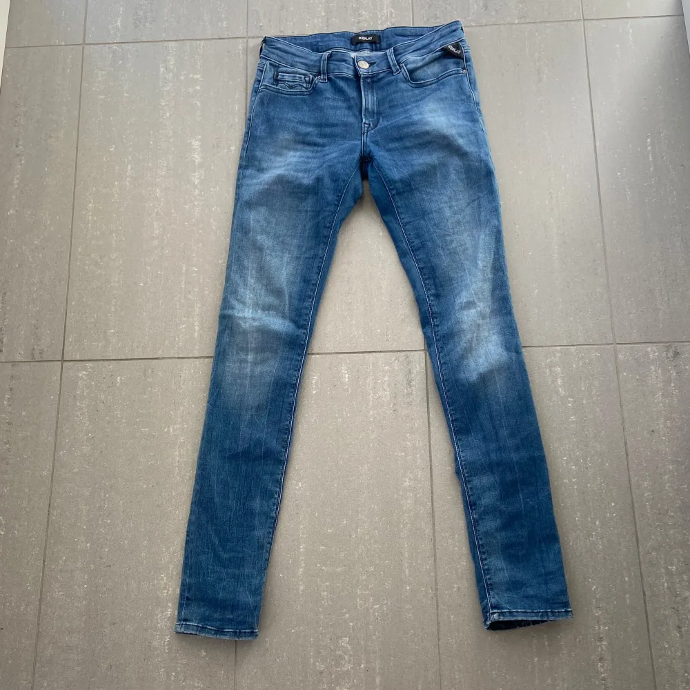 Säljer nu dessa replay jeans, skriv för för fler bilder/frågor🙌🏼. Jeans & Byxor.